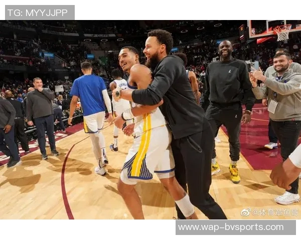 追梦赛后与老队友维金斯亲切交流库里与巴黎奥运队友阿德巴约畅谈未来