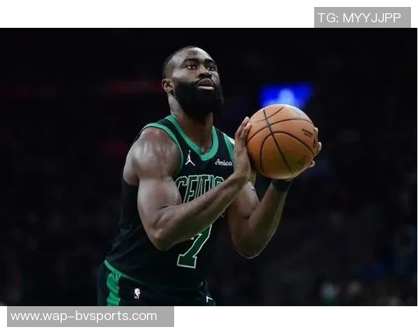 杰伦布朗谈遭遇包夹时的传球选择强调对队友的信任与团队合作的重要性